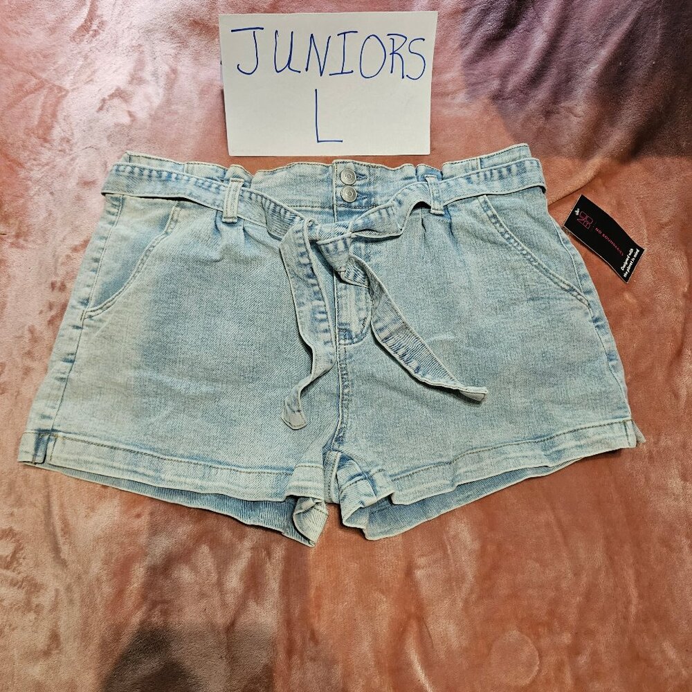 Juniors L No Boundaries Light Blue Denim Pleated Paperbag Shorts with Belt NWT